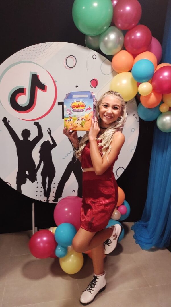 Modelo Allanice Fashion ( vestido Larissa Manoela), evento Conecta Kids Tiktok