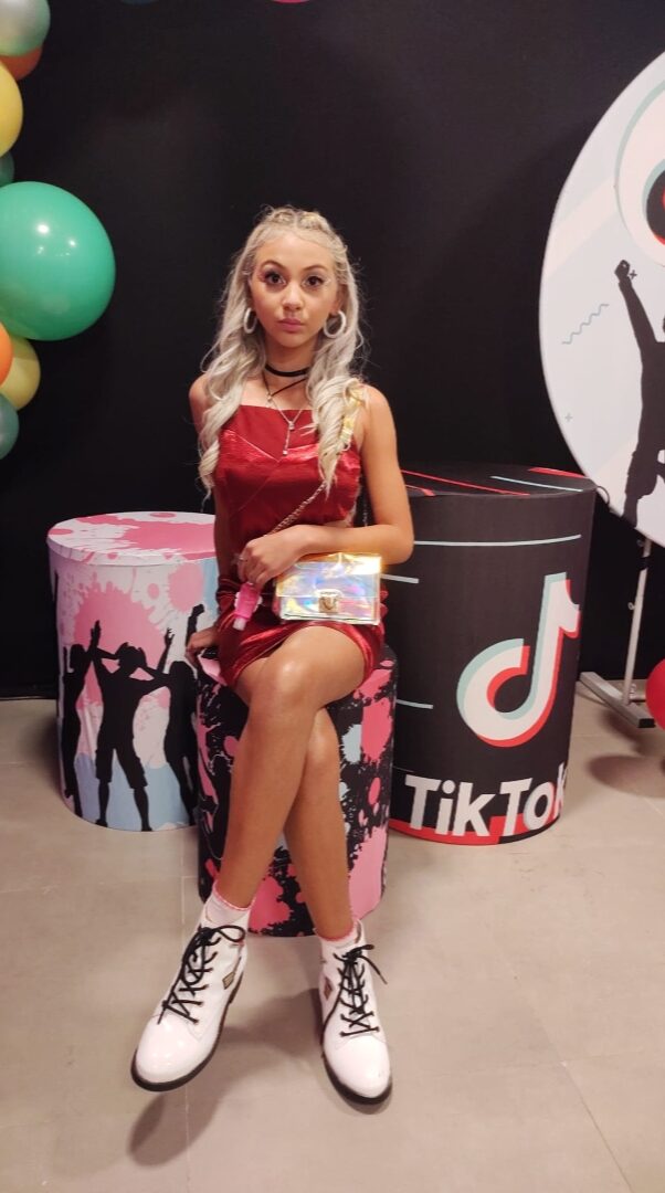Modelo Allanice Fashion ( vestido Larissa Manoela), evento Conecta Kids Tiktok