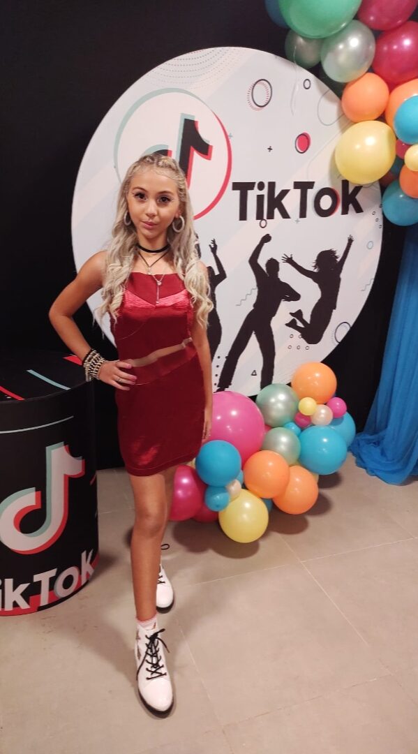 Modelo Allanice Fashion ( vestido Larissa Manoela), evento Conecta Kids Tiktok