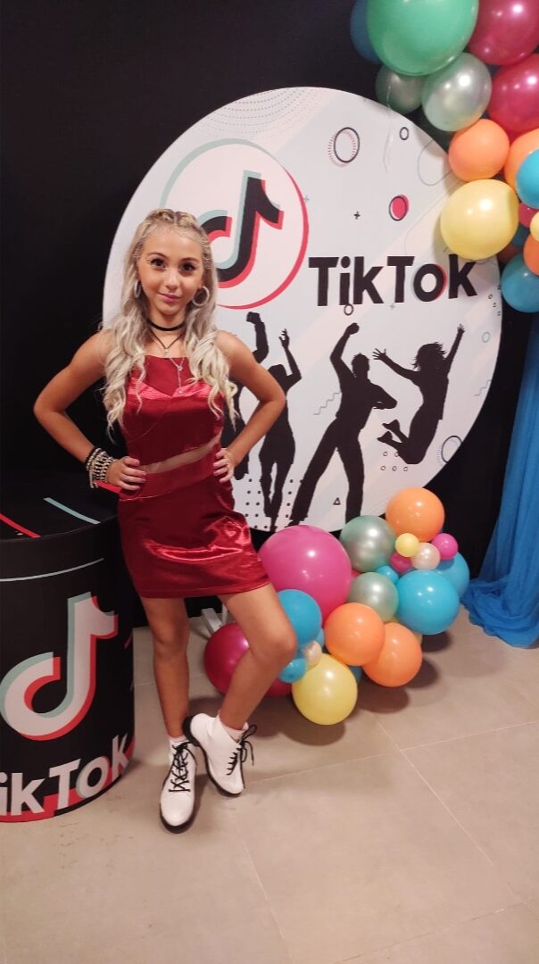 Modelo Allanice Fashion ( vestido Larissa Manoela), evento Conecta Kids Tiktok