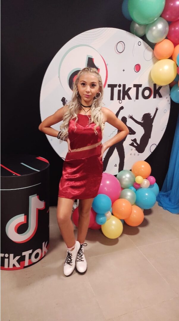 Modelo Allanice Fashion ( vestido Larissa Manoela), evento Conecta Kids Tiktok