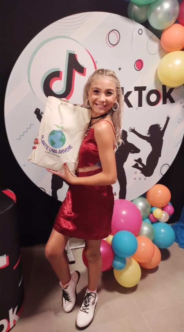 Modelo Allanice Fashion ( vestido Larissa Manoela), evento Conecta Kids Tiktok