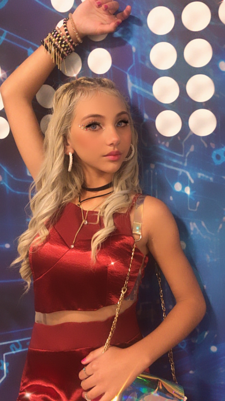 Modelo Allanice Fashion ( vestido Larissa Manoela), evento Conecta Kids Tiktok