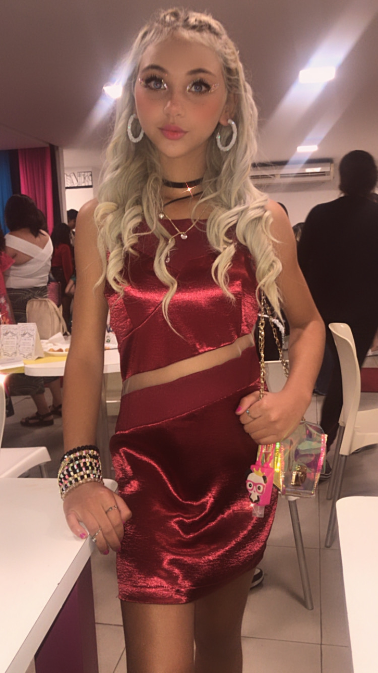 Modelo Allanice Fashion ( vestido Larissa Manoela), evento Conecta Kids Tiktok