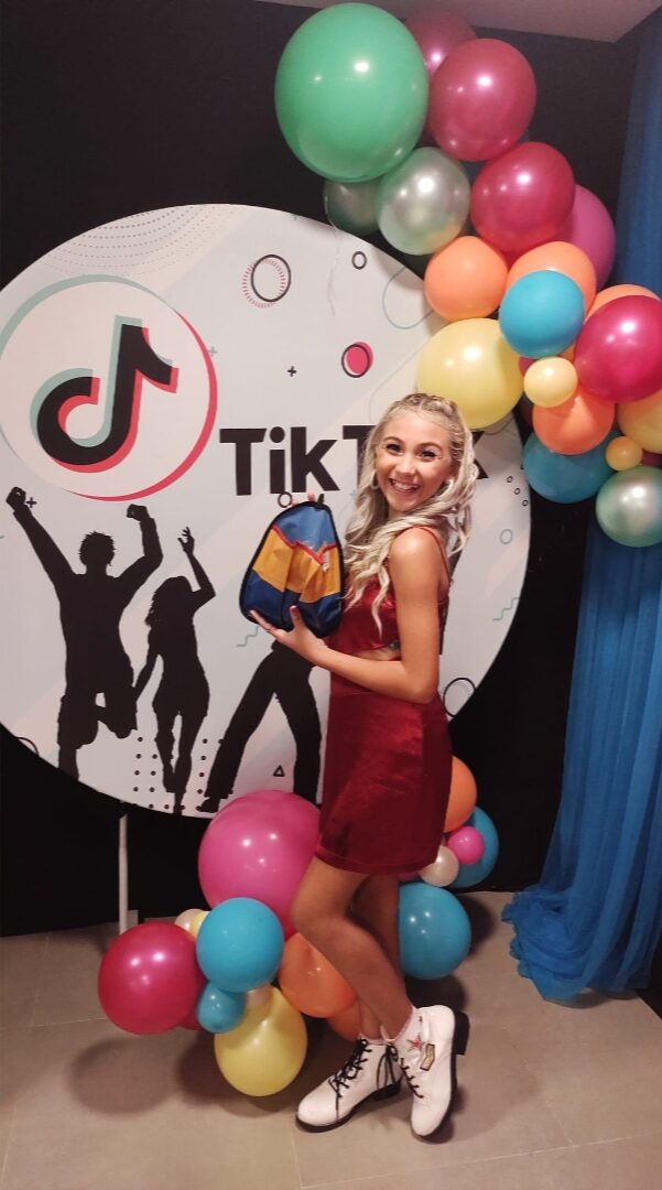 Modelo Allanice Fashion ( vestido Larissa Manoela), evento Conecta Kids Tiktok