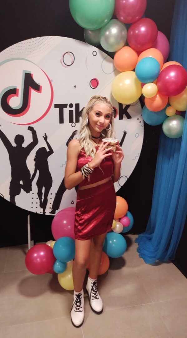 Modelo Allanice Fashion ( vestido Larissa Manoela), evento Conecta Kids Tiktok